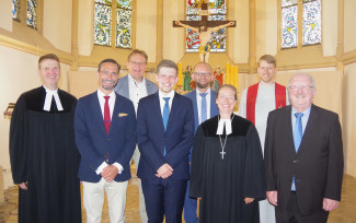 Dem neuen Dekanatsjugendreferenten Lennard-Mike Bach (Mitte) wurde in der Pfarrkirche in Küps ein warmherziger Empfang bereitet.